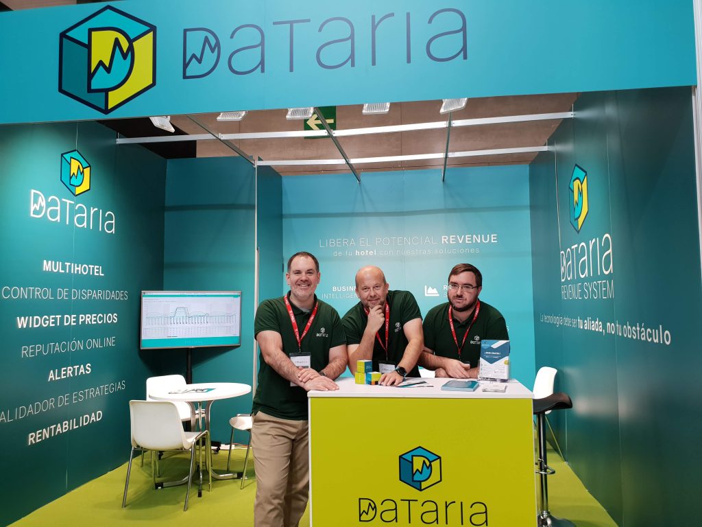 Pau, Erik y Alberto en el STAND FITUR 2024 de Dataria Revenue Management para hoteles